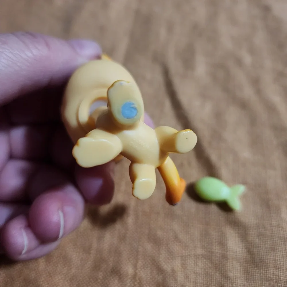 Hasbro Littlest Pet Shop LPS 339 Cream Orange Short Hair Cat Blue Eyes Fish